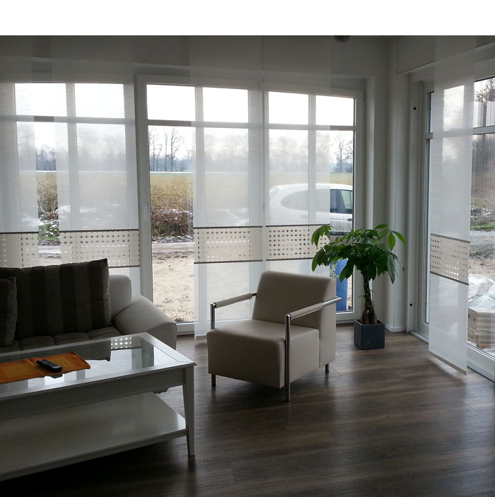 Modernes Wohnzimmer mit einem Sessel und einer Pflanze